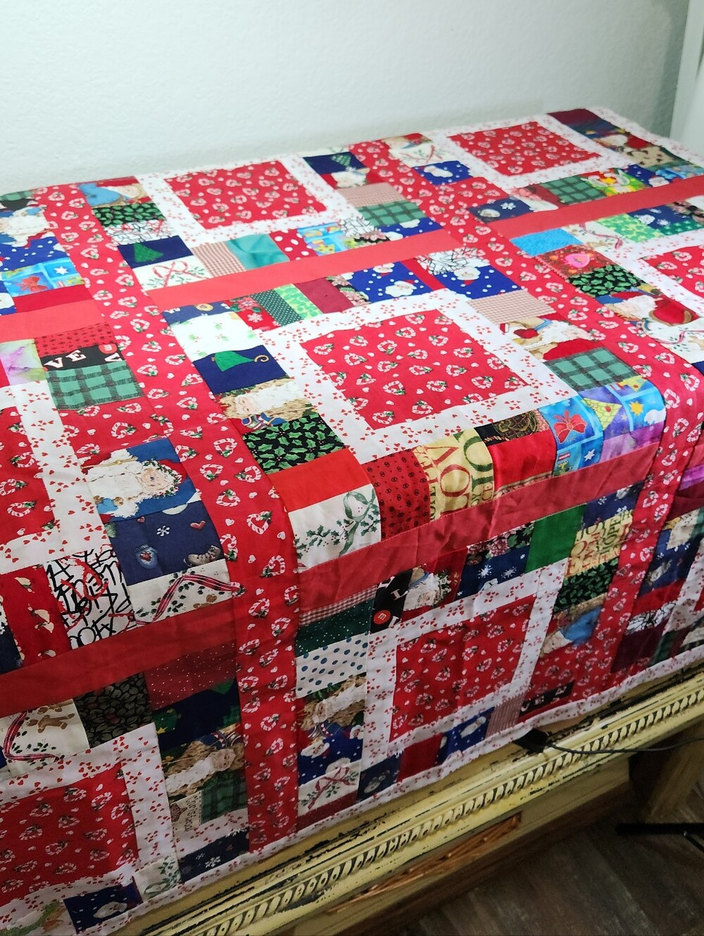 🎄 Cozy Up Your Holidays with this Handmade Christmas Quilt! 🎄
